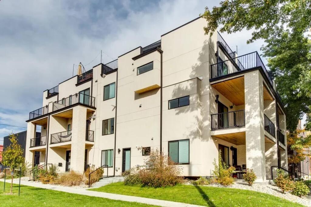 Brand New Two Room Apartment Building On A Park Denver Exterior foto